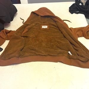 the size is large, it’s super soft and looks good with almost everything!